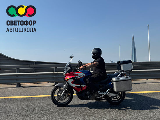 мотоцикл на КАД с лого